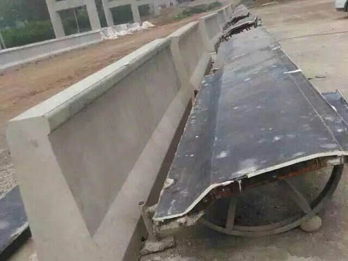 高速公路防撞墙优博手机平台_优博（中国）.jpg